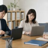PC故障時の対応マニュアルの内容を表す、中小企業の担当者がIT課題を整理しているイメージ