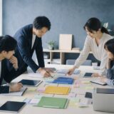 Google Workspace導入チェックリストの内容を表す、中小企業の担当者がIT課題を整理しているイメージ