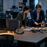 IT担当者の急な退職後に、会社の管理者権限や端末、契約を緊急確認するイメージ