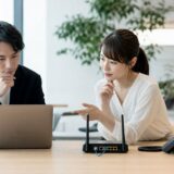 Outlookでメールが送れない原因と対処法の内容を表す、中小企業の担当者がIT課題を整理しているイメージ
