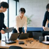 起業したら最初に整えるIT環境10選の内容を表す、中小企業の担当者がIT課題を整理しているイメージ